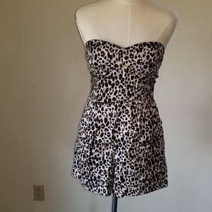 Animal print Strapless Romper
Jumper Size Juniors M